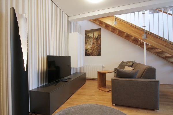 Blick in das Wohnzimmer des Design-Apartment-Penzing
